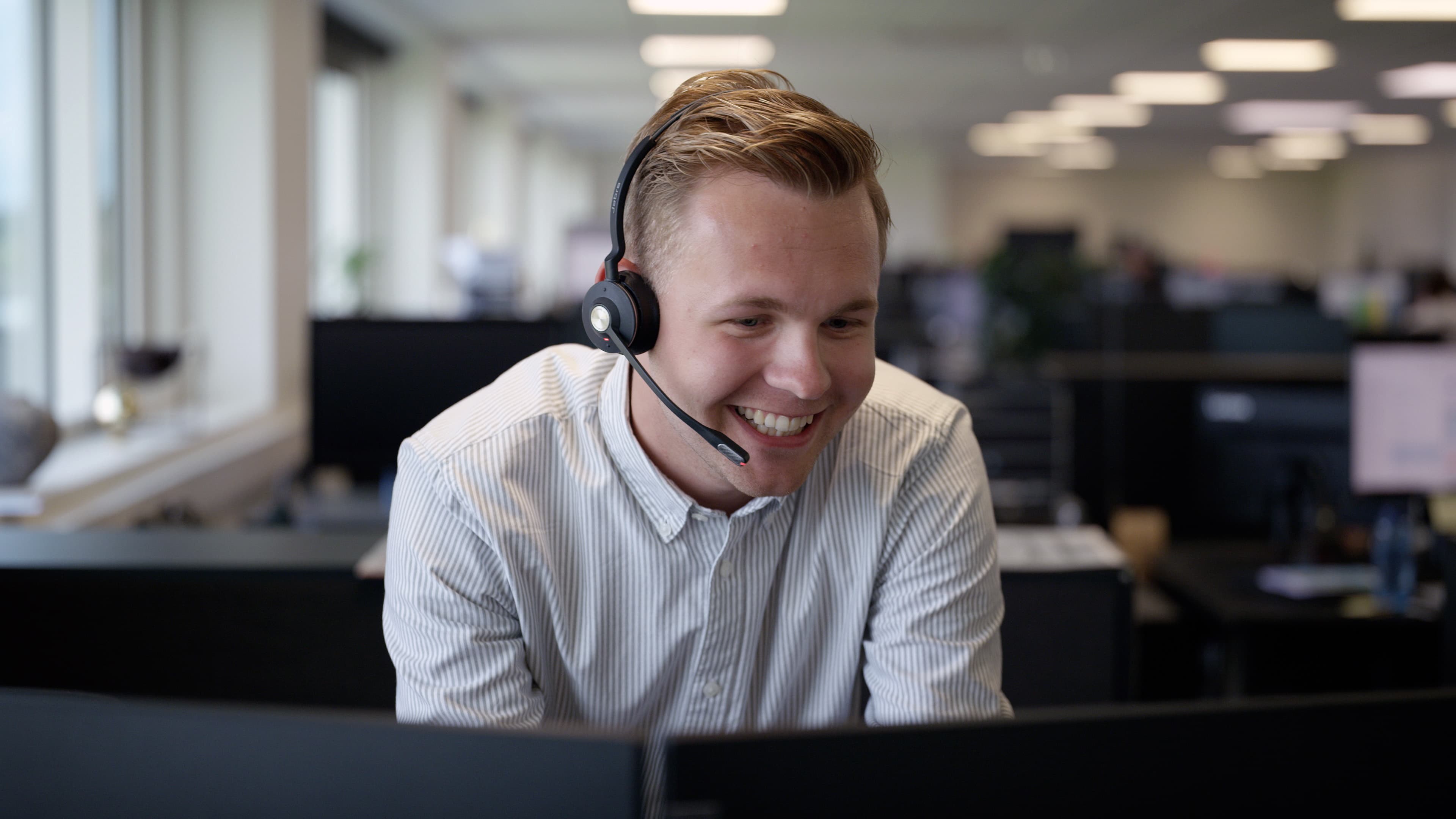 Aksel taler i headset