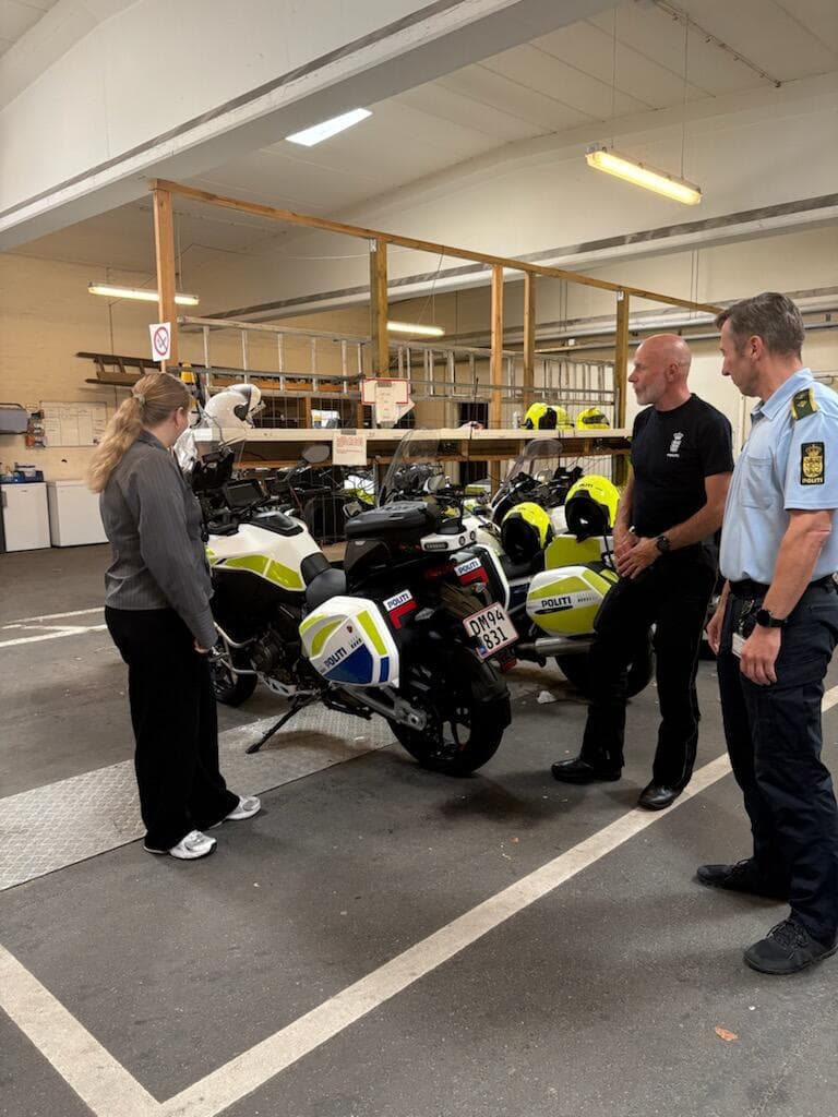 Natazia ved motorcykler